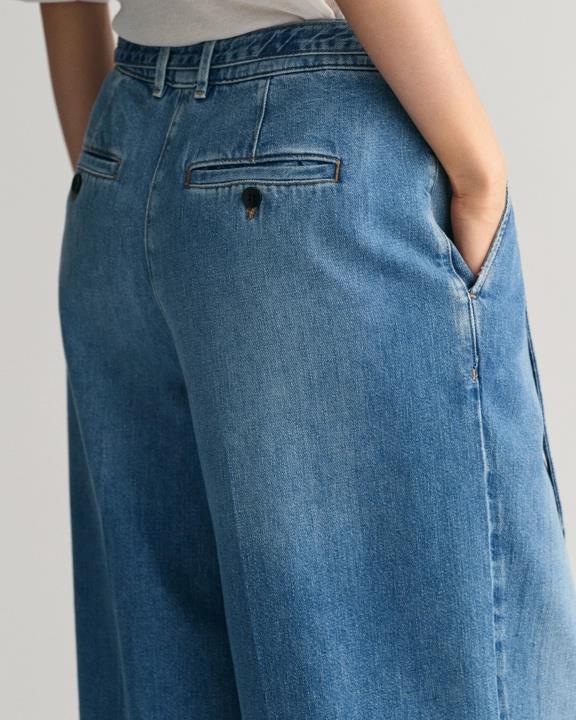 Low Loose Belted Jeans